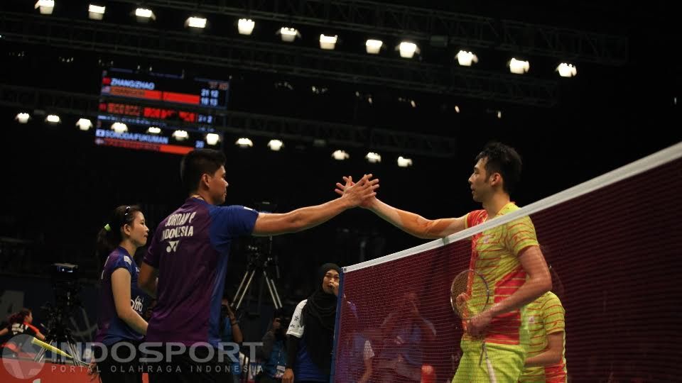 Ganda campuran Indonesia Praveen Jordan/Debby Susanto bersalaman denga ganda campuran China Lu Kai/Huang Yaqiong usai pertandingan. Copyright: © Herry Ibrahim/Indosport